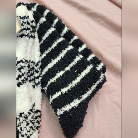 Give. Love. Renew. Women's 4-Pair Bundle Lounge Cozy Fuzzy Crew Socks- One Size - Picture 5 of 7